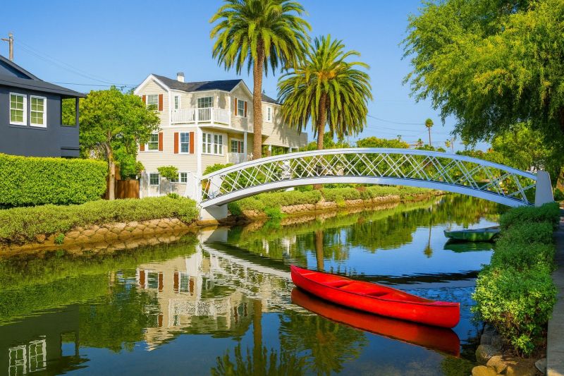 Fall Lawn Cleanup Service in Venice, CA