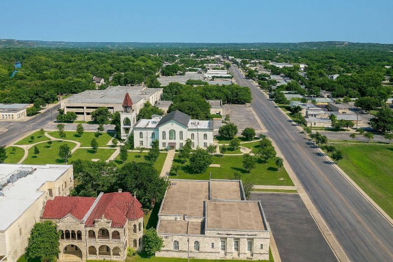 Fall Lawn Cleanup Service in Kerrville, TX